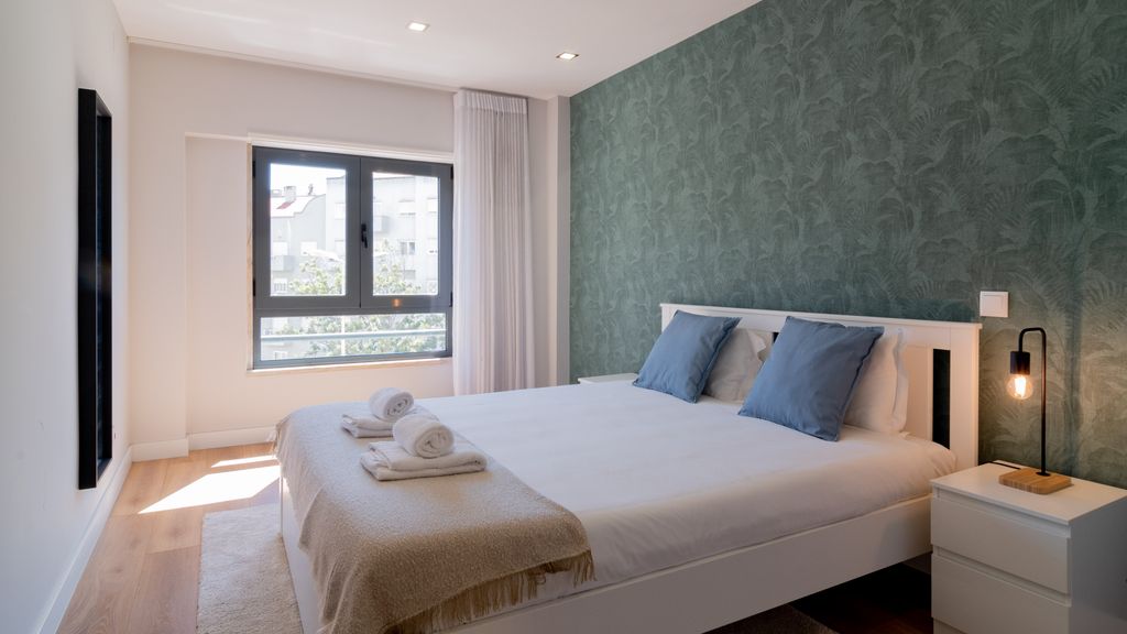 Modern 3 BDR Apartment by LovelyStay