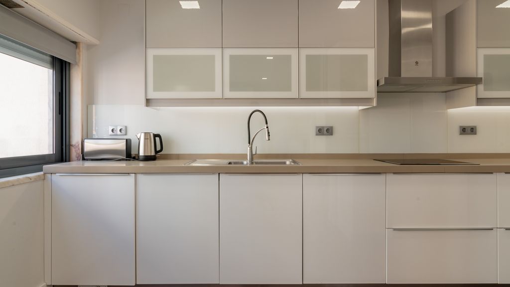 Modern 3 BDR Apartment by LovelyStay