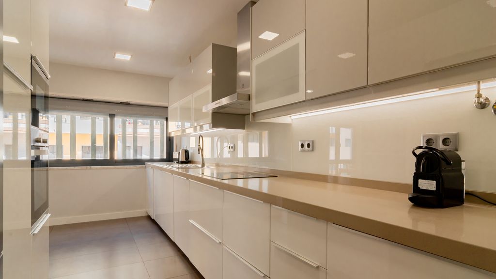 Modern 3 BDR Apartment by LovelyStay