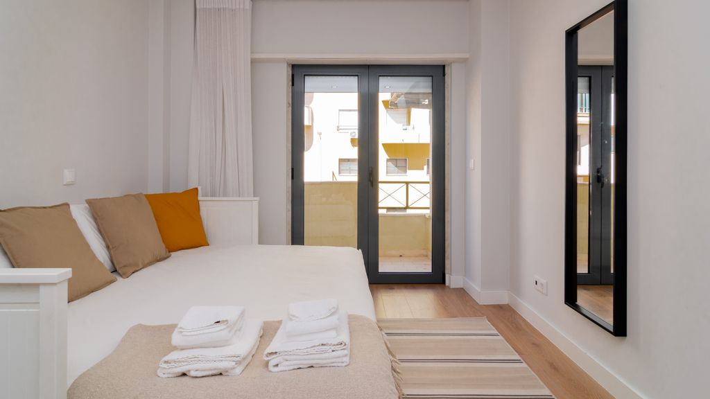 Modern 3 BDR Apartment by LovelyStay