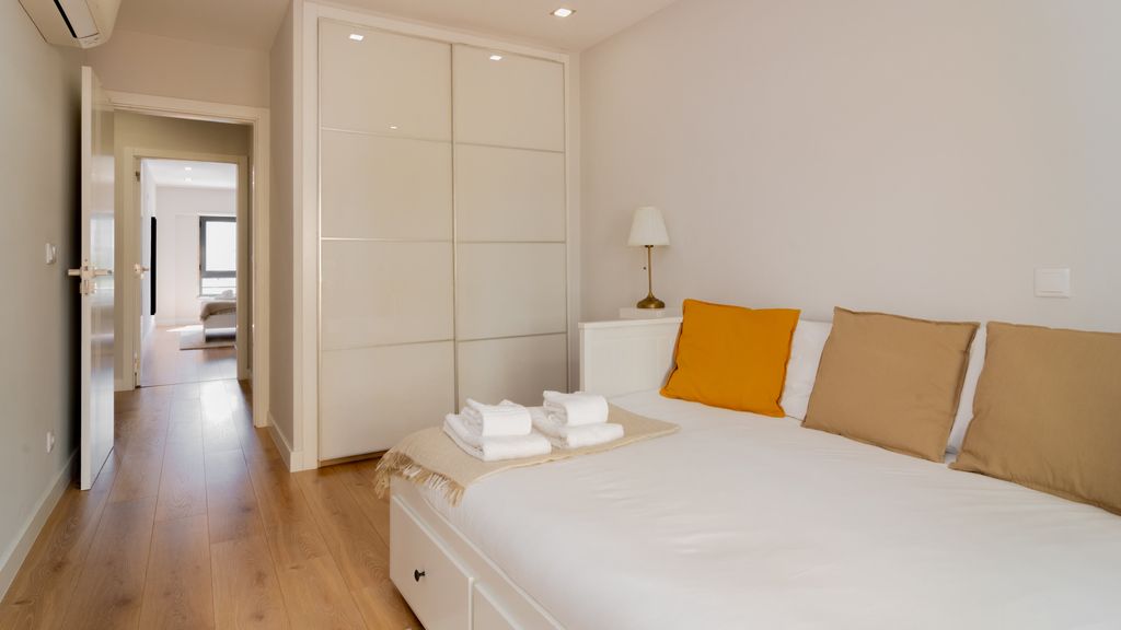 Modern 3 BDR Apartment by LovelyStay