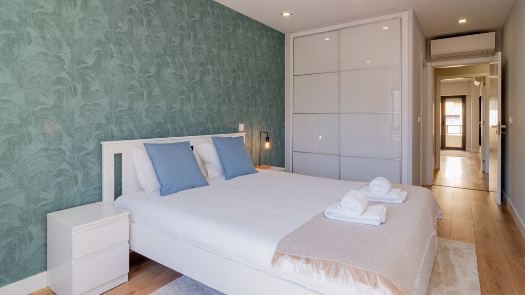 Modern 3 BDR Apartment by LovelyStay