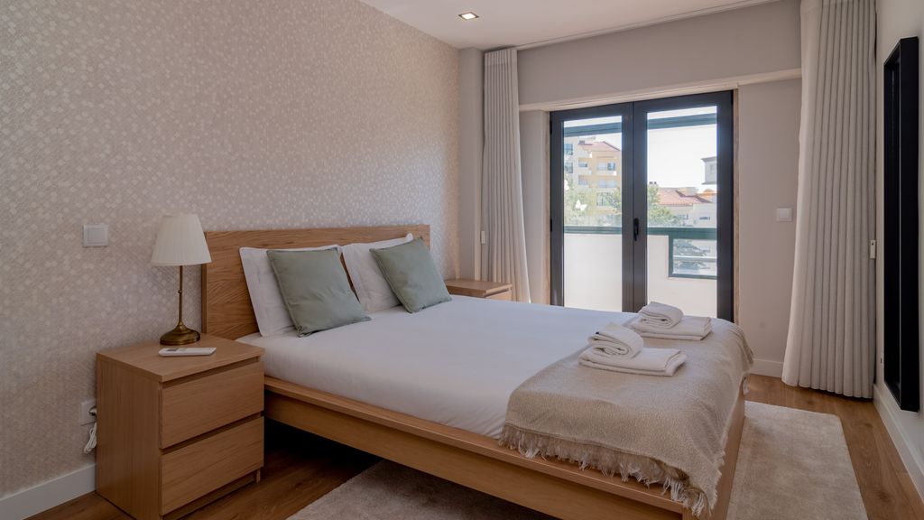 Modern 3 BDR Apartment by LovelyStay