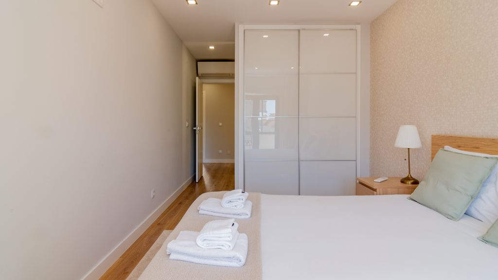 Modern 3 BDR Apartment by LovelyStay