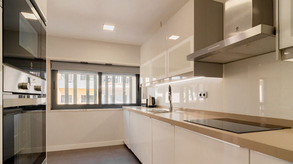 Modern 3 BDR Apartment by LovelyStay