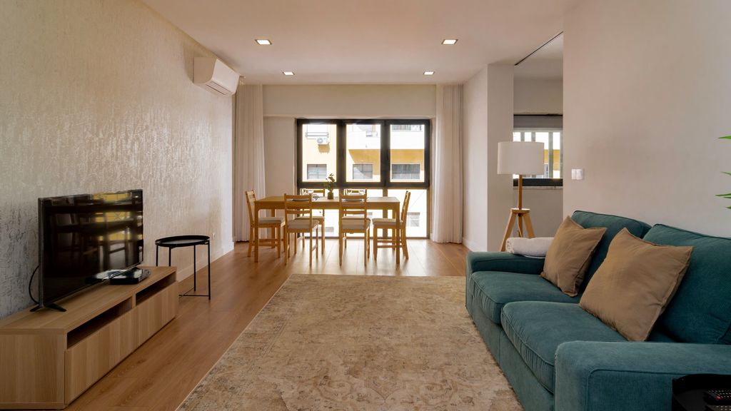 Modern 3 BDR Apartment by LovelyStay