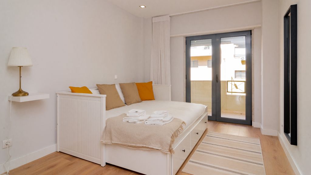 Modern 3 BDR Apartment by LovelyStay