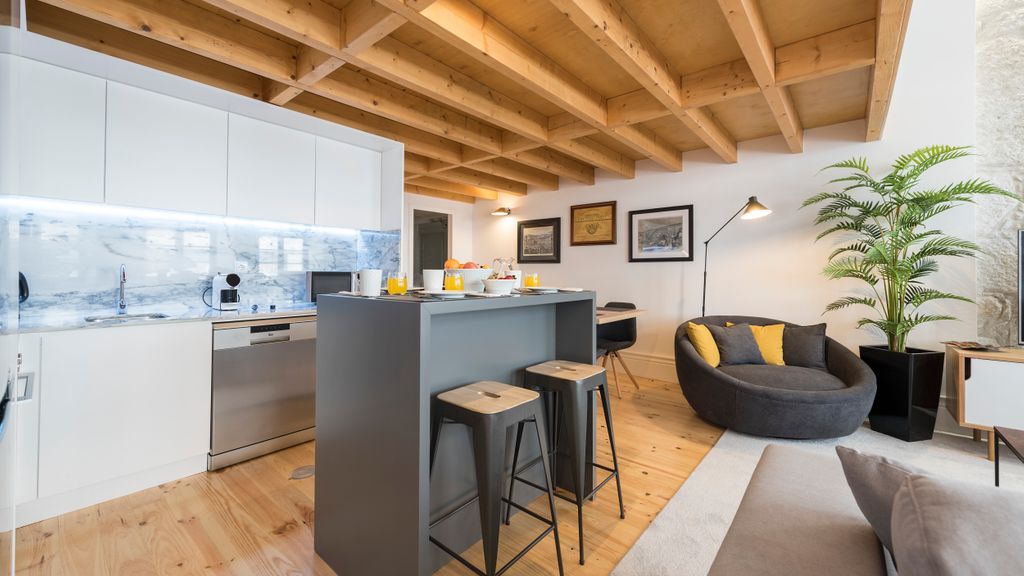 Modern Loft in City Center by LovelyStay