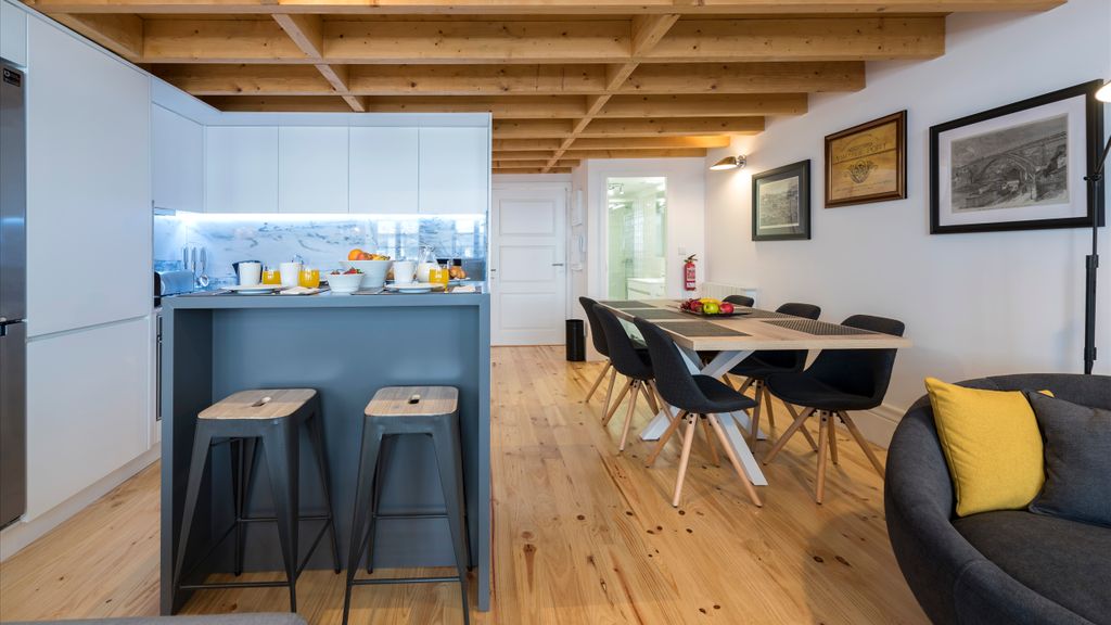 Modern Loft in City Center by LovelyStay