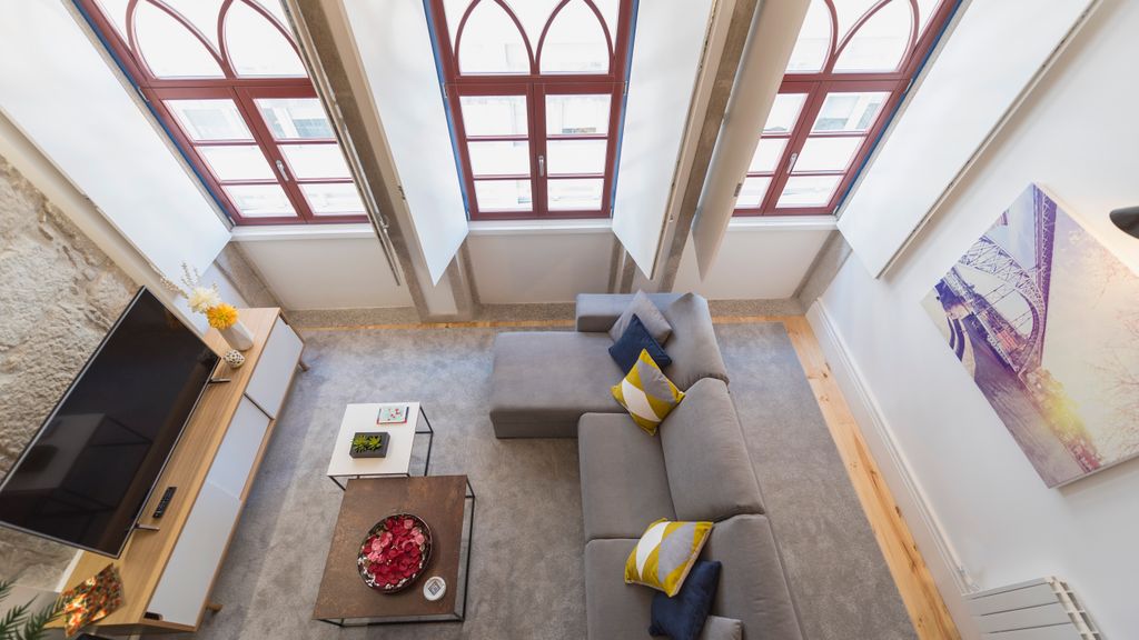 Modern Loft in City Center by LovelyStay