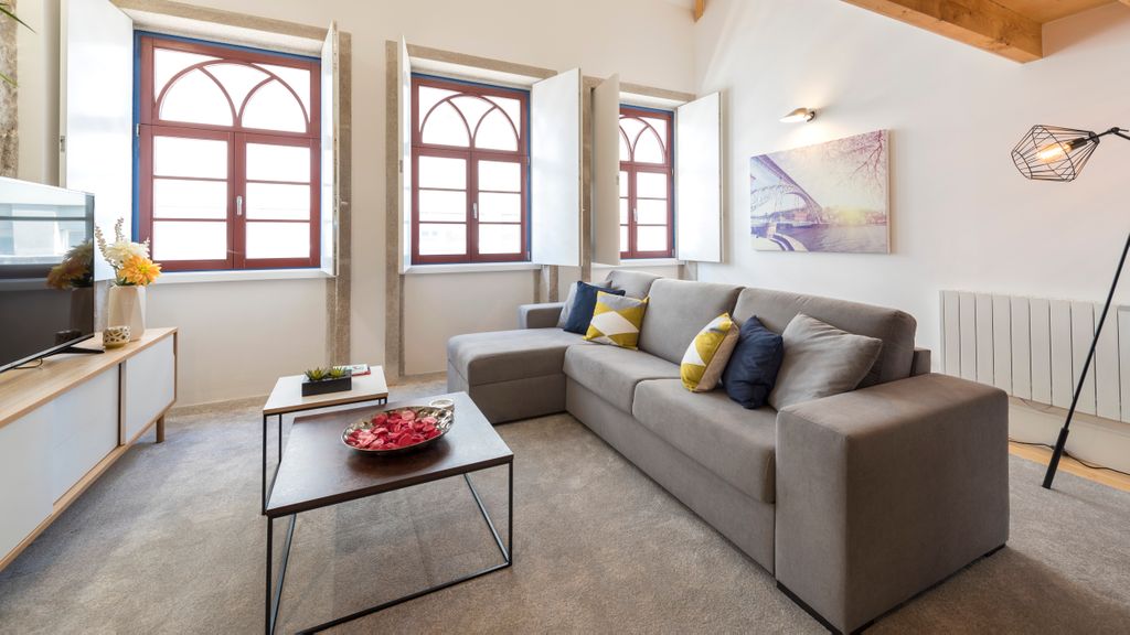 Modern Loft in City Center by LovelyStay