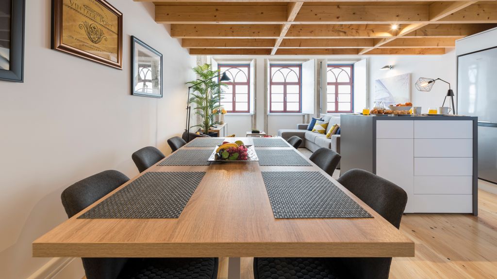 Modern Loft in City Center by LovelyStay