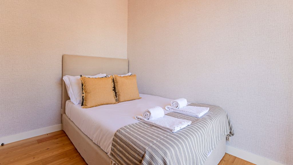 Wonderful Flat Near River w/ AC by LovelyStay