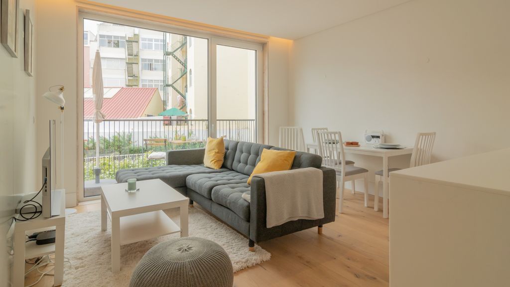 Bright 1 BDR Apartment W/ Pool View by LovelyStay