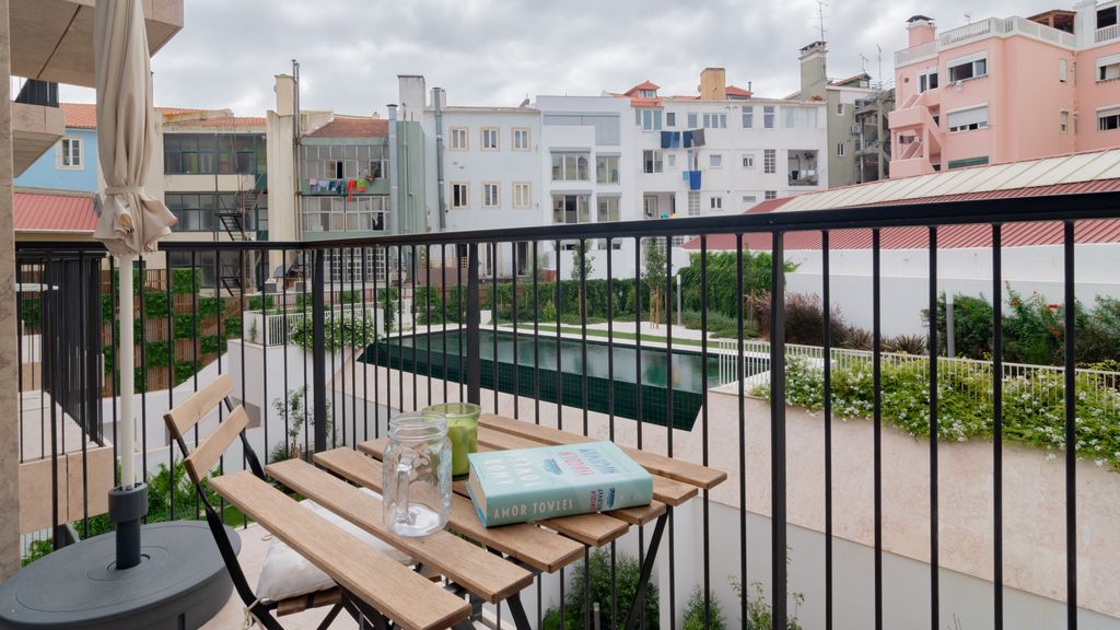 Bright 1 BDR Apartment W/ Pool View by LovelyStay