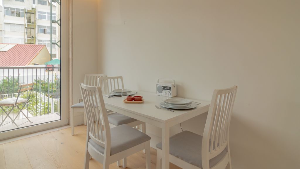 Bright 1 BDR Apartment W/ Pool View by LovelyStay