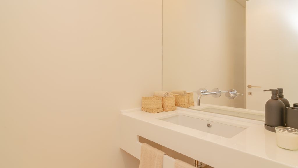 Bright 1 BDR Apartment W/ Pool View by LovelyStay