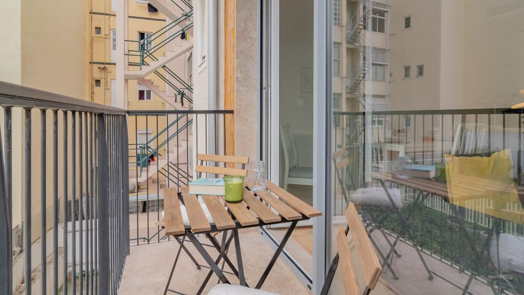 Bright 1 BDR Apartment W/ Pool View by LovelyStay