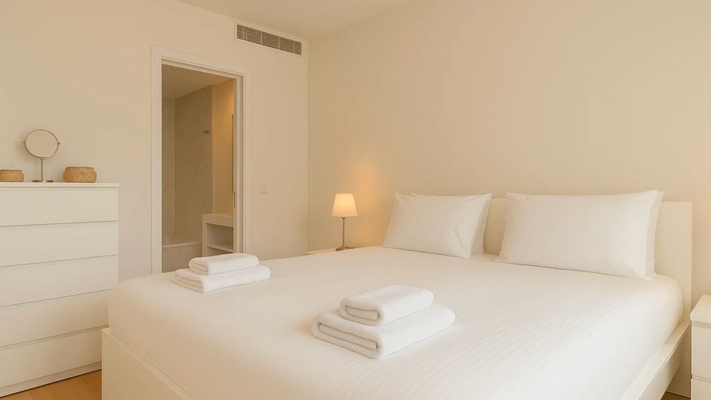 Bright 1 BDR Apartment W/ Pool View by LovelyStay