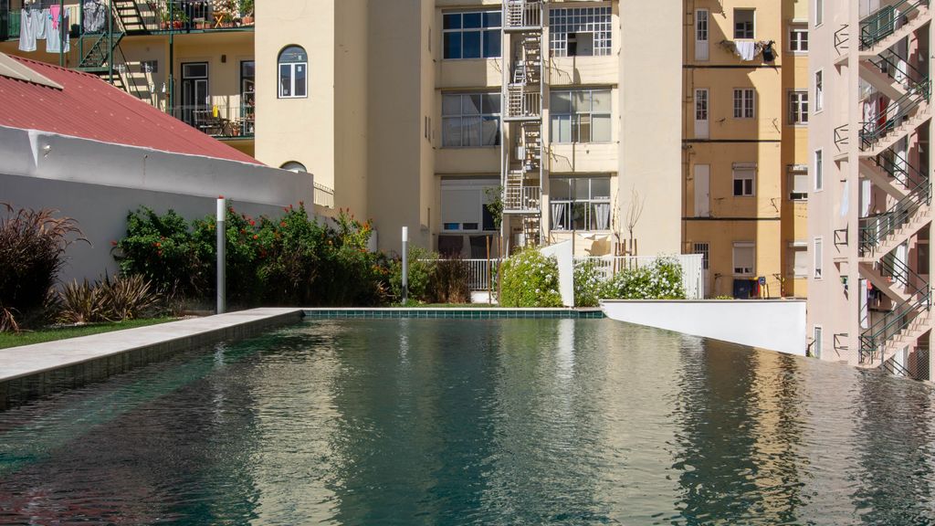 Bright 1 BDR Apartment W/ Pool View by LovelyStay