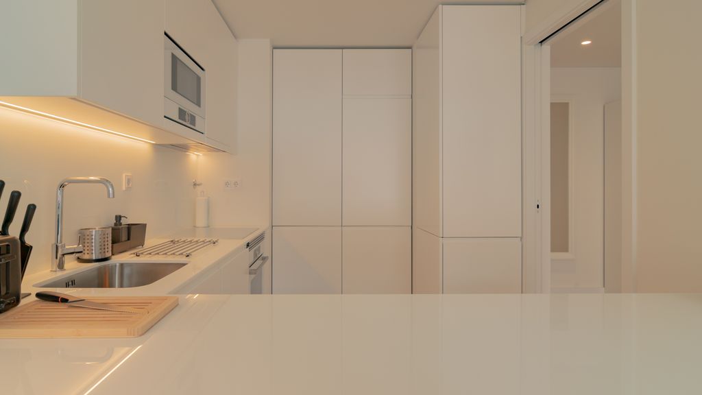 Bright 1 BDR Apartment W/ Pool View by LovelyStay