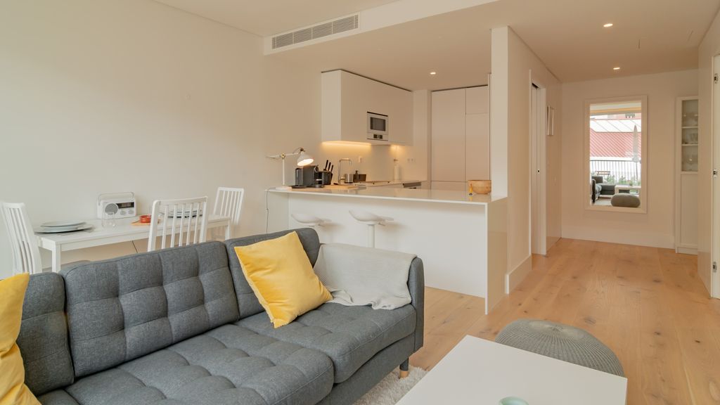 Bright 1 BDR Apartment W/ Pool View by LovelyStay