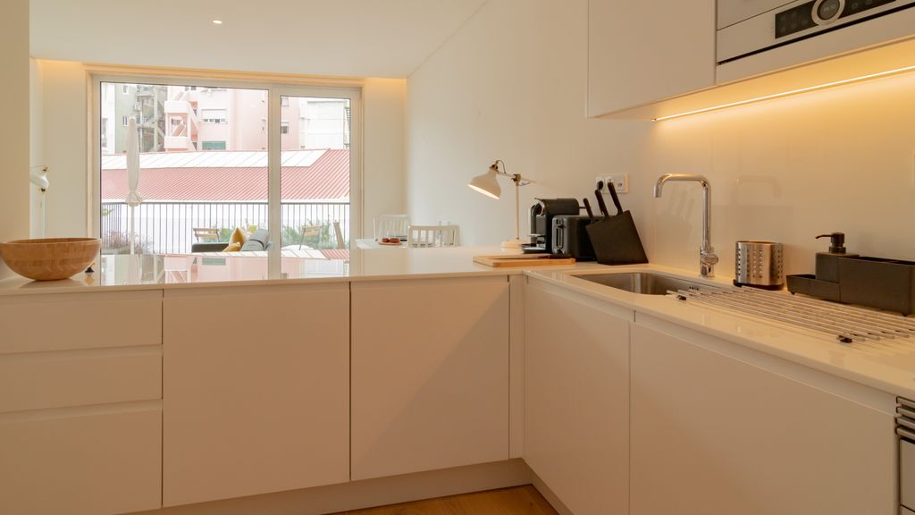 Bright 1 BDR Apartment W/ Pool View by LovelyStay