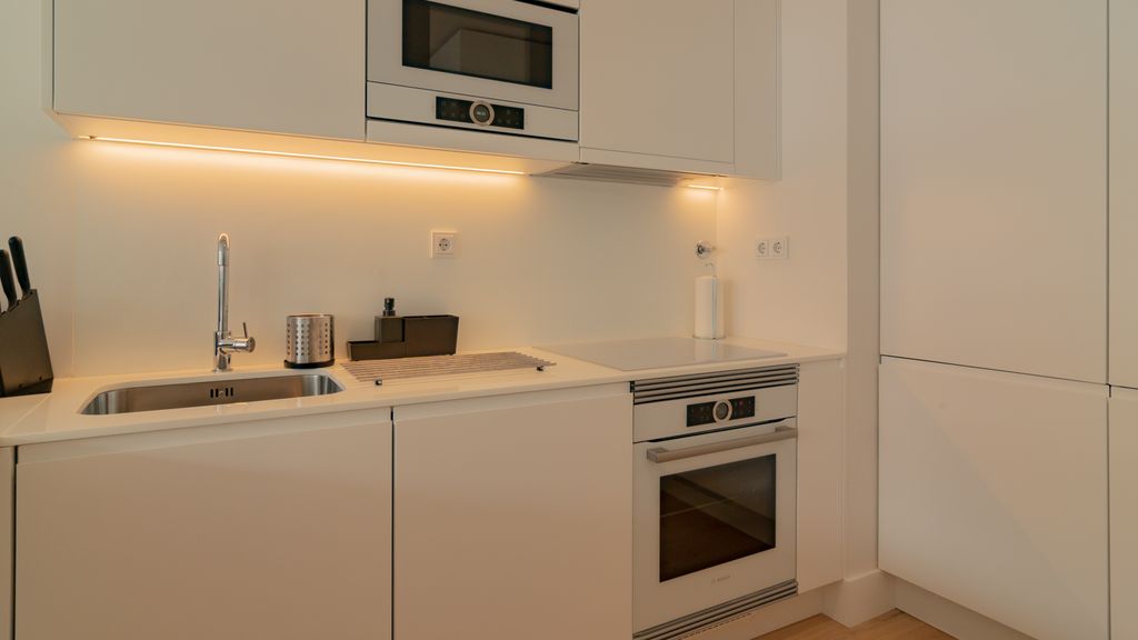 Bright 1 BDR Apartment W/ Pool View by LovelyStay