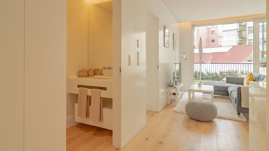 Bright 1 BDR Apartment W/ Pool View by LovelyStay