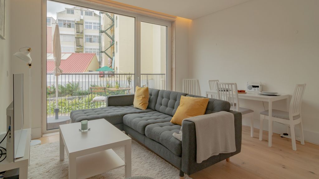 Bright 1 BDR Apartment W/ Pool View by LovelyStay