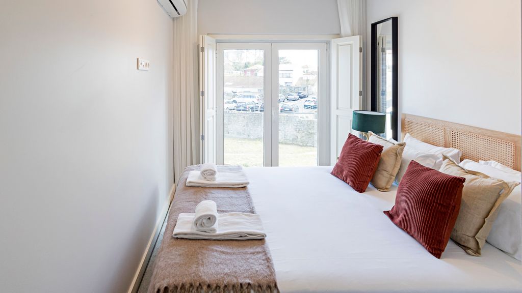 Bonfim Elegant Duplex w/ AC by LovelyStay