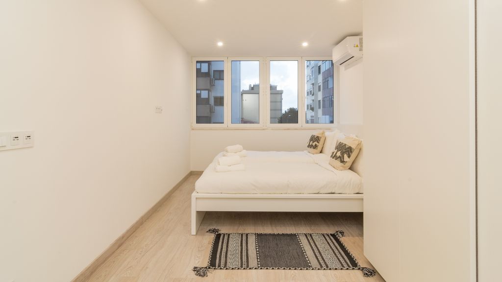 Stylish Apartment W/ River View by LovelyStay