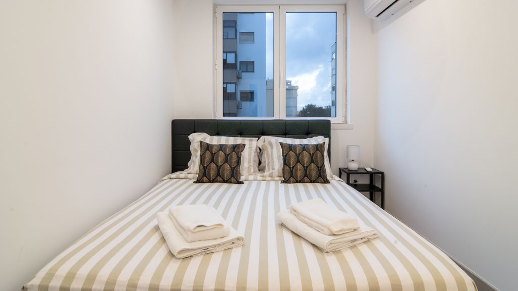 Stylish Apartment W/ River View by LovelyStay