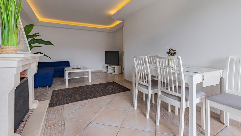 Sunny 2 BDR Apartment by LovelyStay