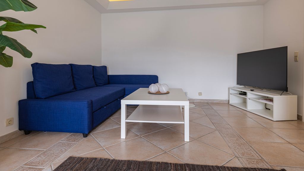 Sunny 2 BDR Apartment by LovelyStay