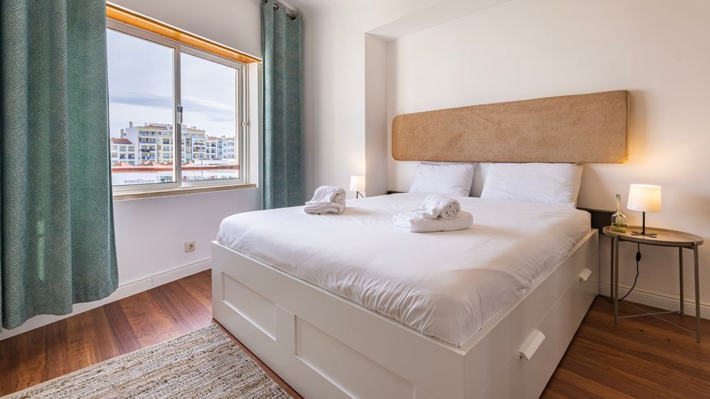 Sunny 2 BDR Apartment by LovelyStay