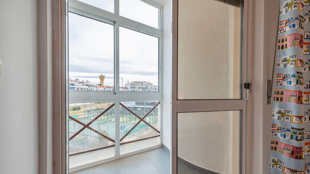 Sunny 2 BDR Apartment by LovelyStay