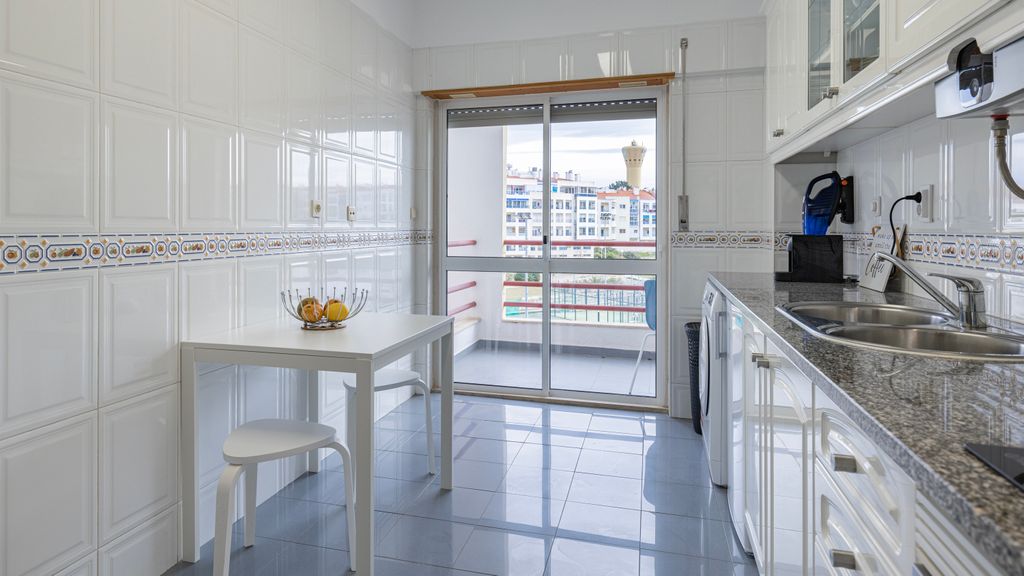 Sunny 2 BDR Apartment by LovelyStay