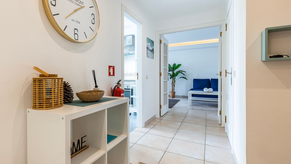 Sunny 2 BDR Apartment by LovelyStay