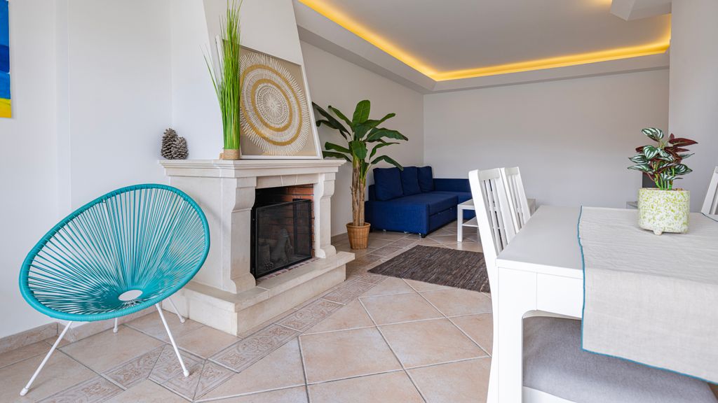 Sunny 2 BDR Apartment by LovelyStay
