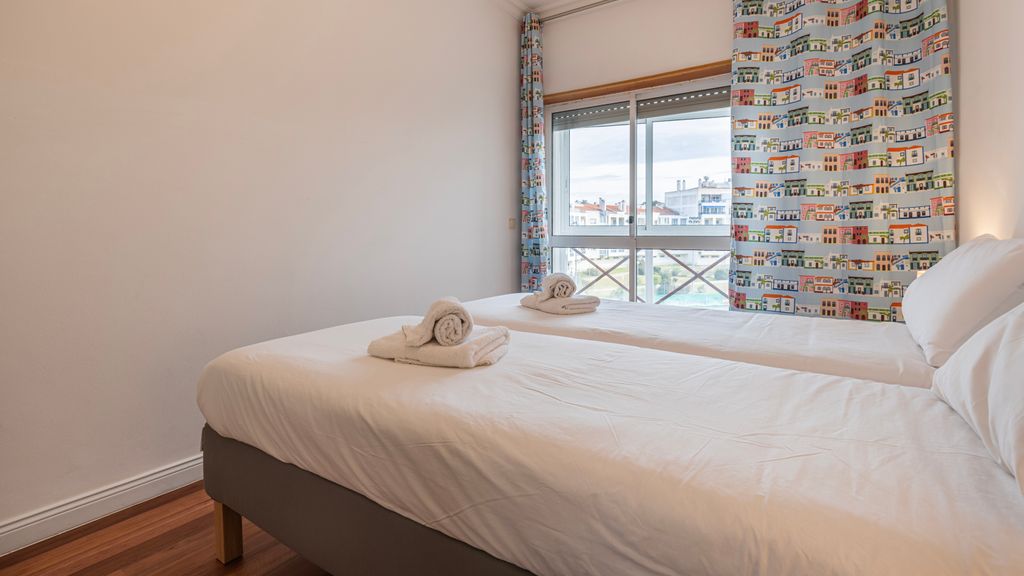 Sunny 2 BDR Apartment by LovelyStay