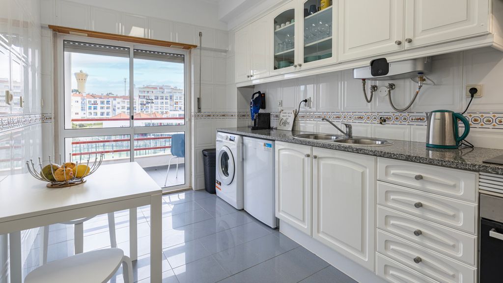 Sunny 2 BDR Apartment by LovelyStay