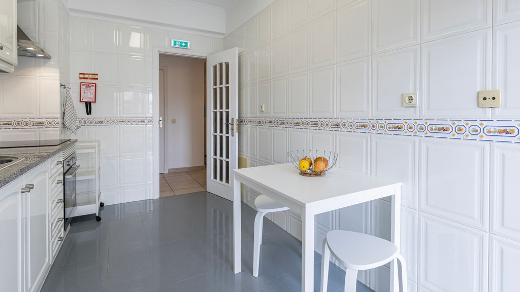 Sunny 2 BDR Apartment by LovelyStay