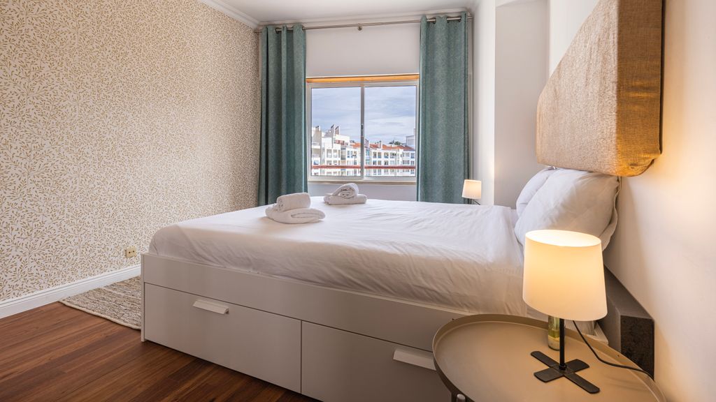 Sunny 2 BDR Apartment by LovelyStay