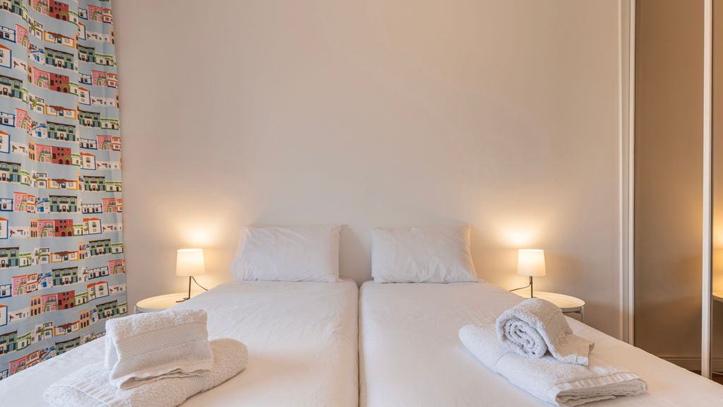 Sunny 2 BDR Apartment by LovelyStay