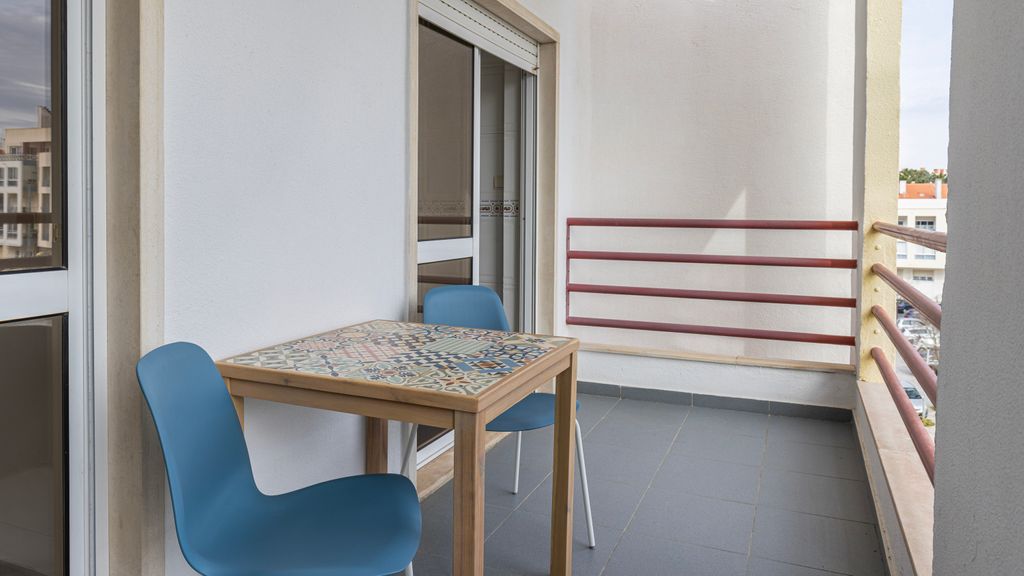 Sunny 2 BDR Apartment by LovelyStay