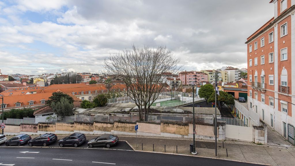 Magnificent 4BDR Apartment in Lisbon by LovelyStay