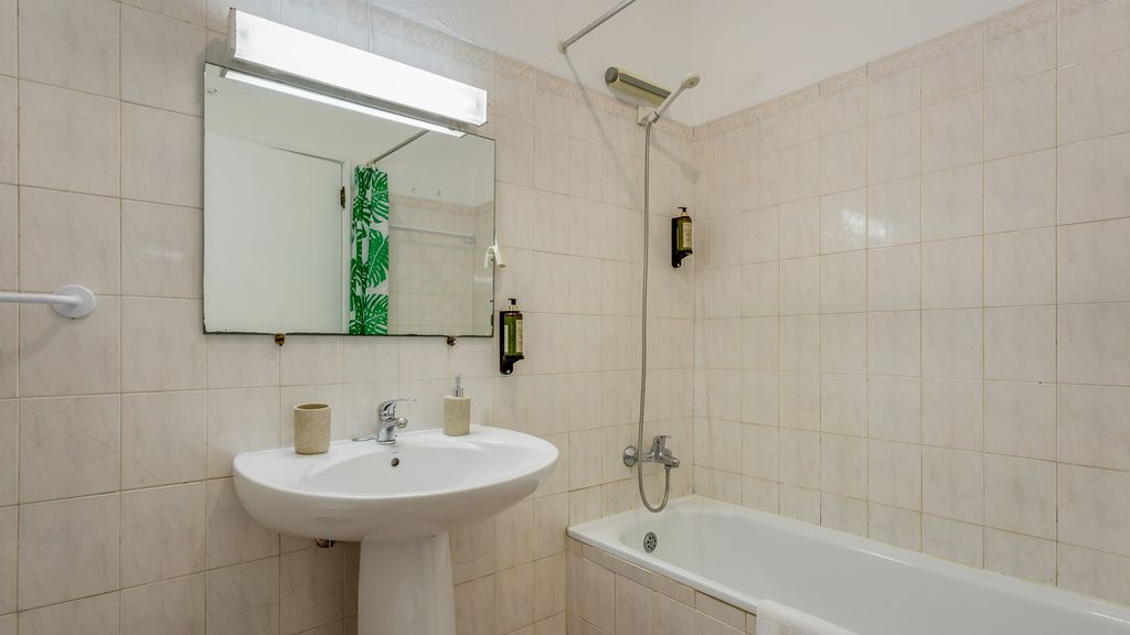 Ocean Breeze 1 BDR Flat in Portimão by LovelyStay