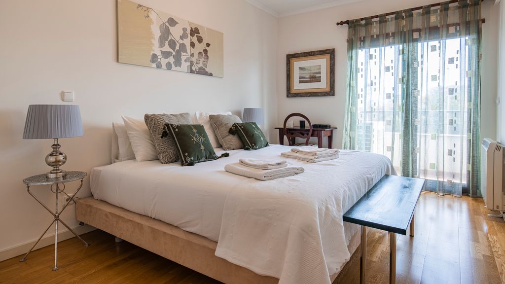 Fancy Apartment W/Metro at Doorstep by LovelyStay