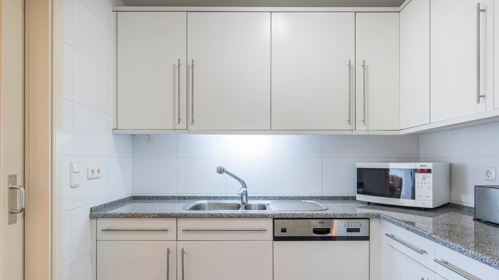 Fancy Apartment W/Metro at Doorstep by LovelyStay